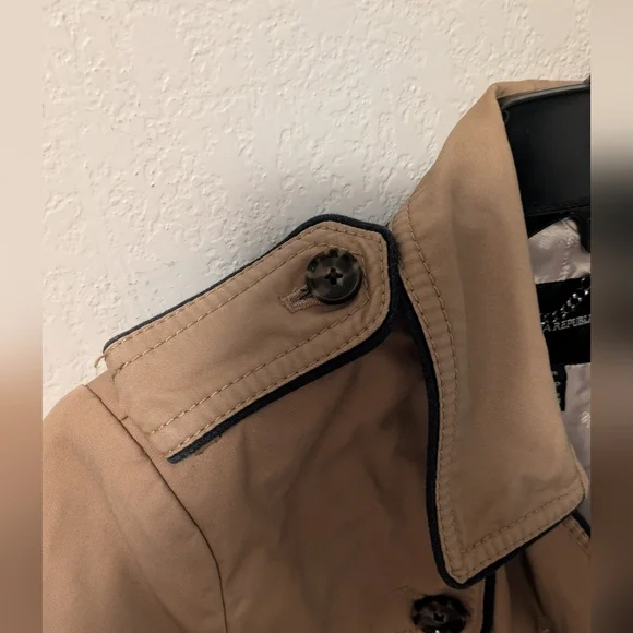Banana Republic Classic Tan Double-Breasted Women's Trench Coat - Picture 10 of 10